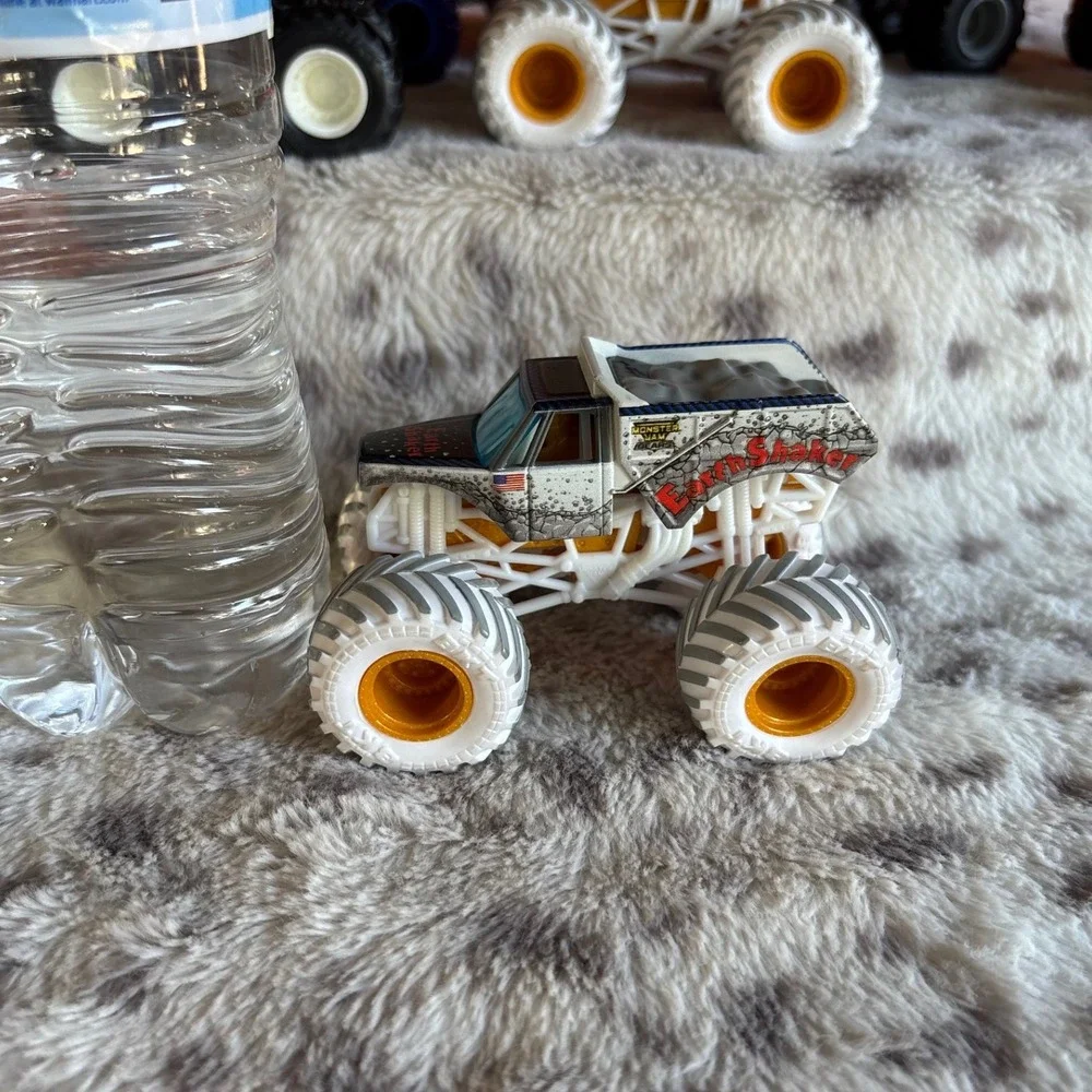 Monster Jam Earth Shaker Monster Truck 1:64 Scale White Gold 2021 FMS 10111DFT